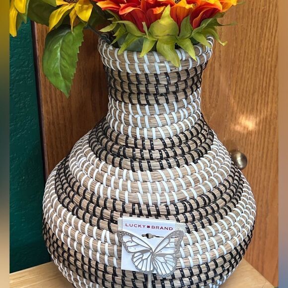 NWT Lucky Brand Silver Butterfly Stud Earrings #LBER2 - Picture 7 of 7